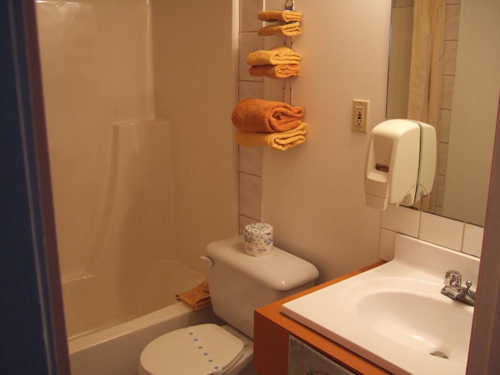 Wild Rose Inn Vegreville Экстерьер фото